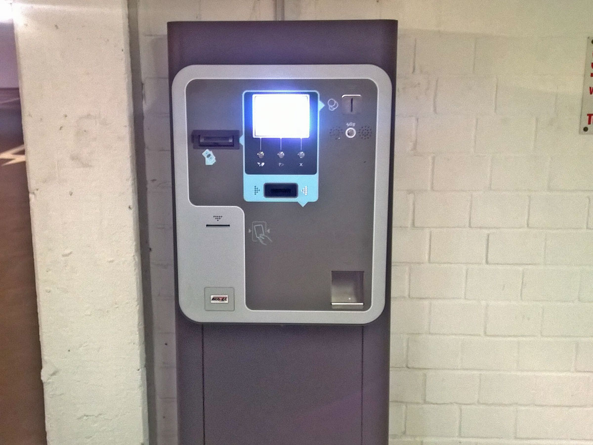 Kassenautomat in einer Tiefgarage
