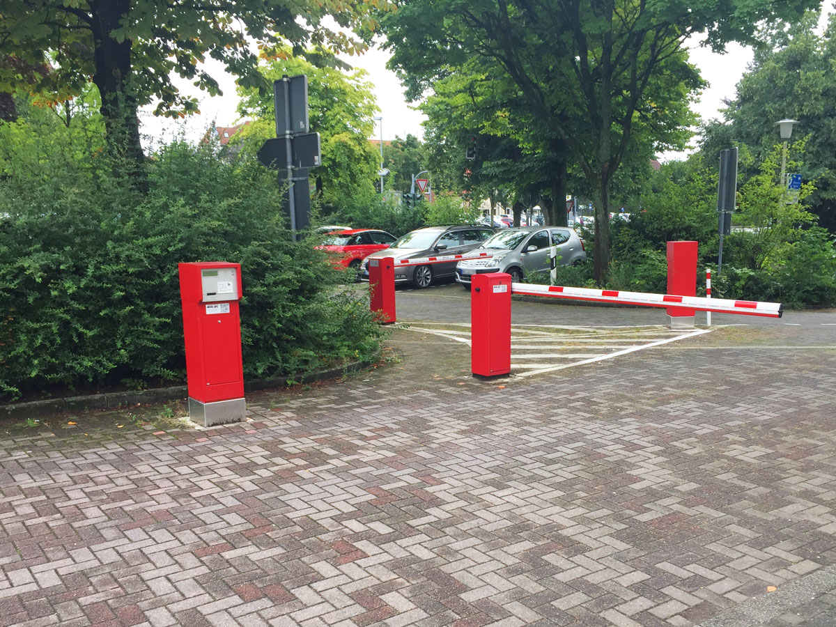 Rot weisses Parksystem fuer Parkplatz