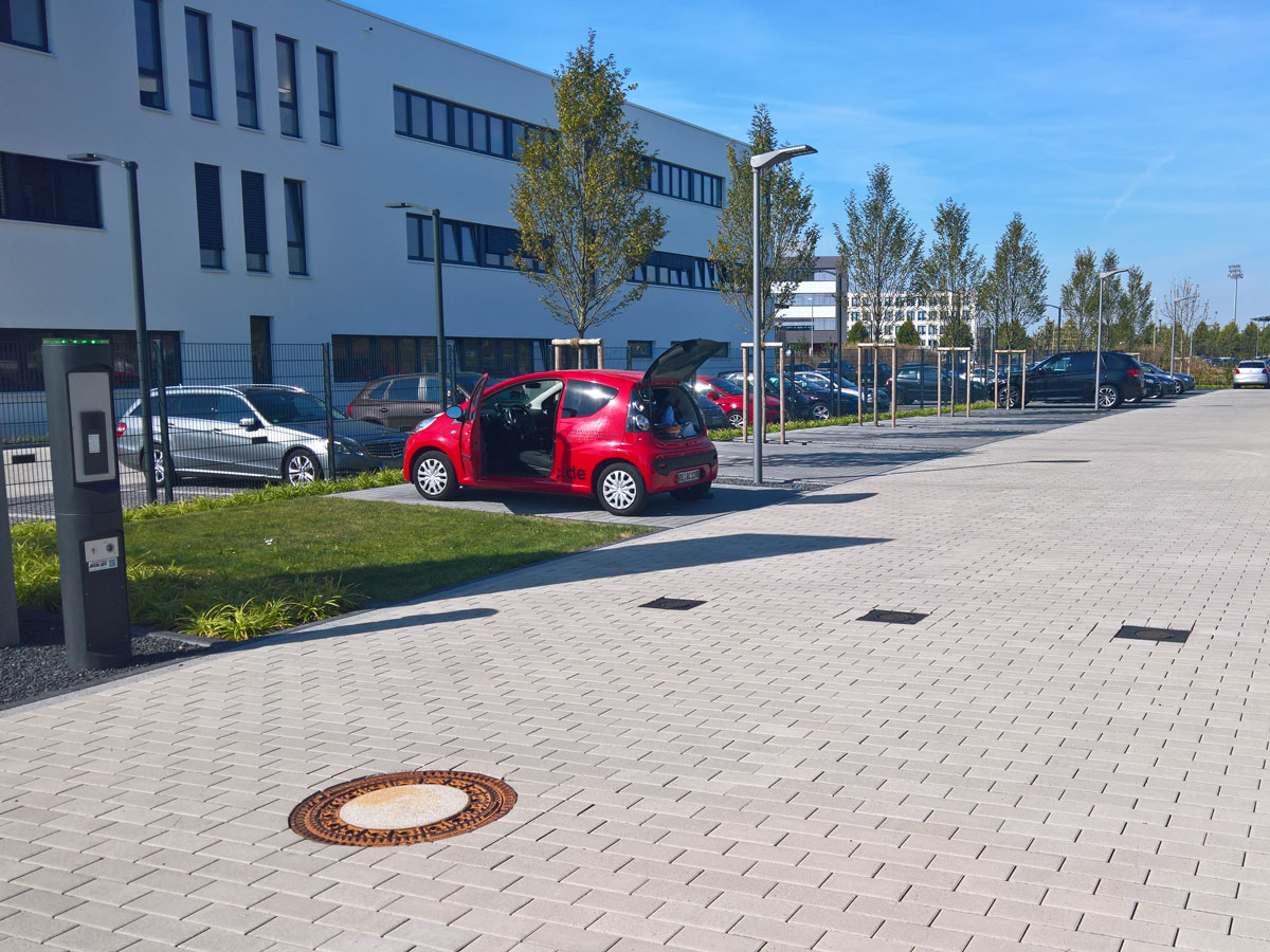 Pollersaeule und Poller fuer Unternehmensparkplatz